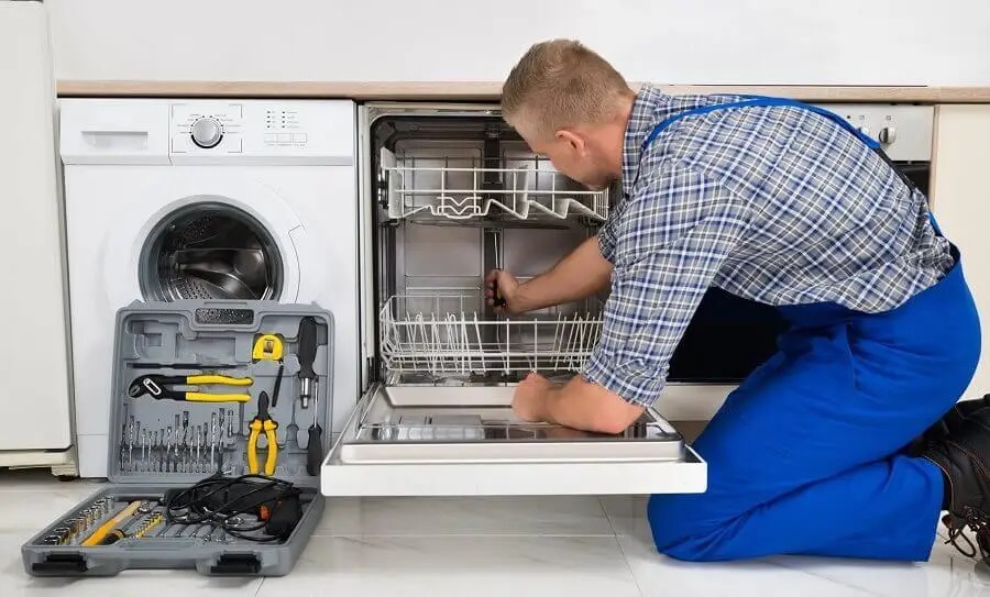 Çamlıdere Protherm servisi teknisyen ekibi beyaz eşya tamiri yaparken